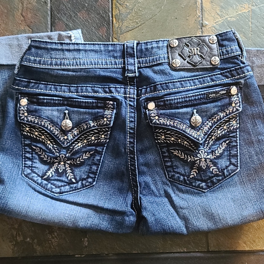 Women's Miss Me Cut off Capris